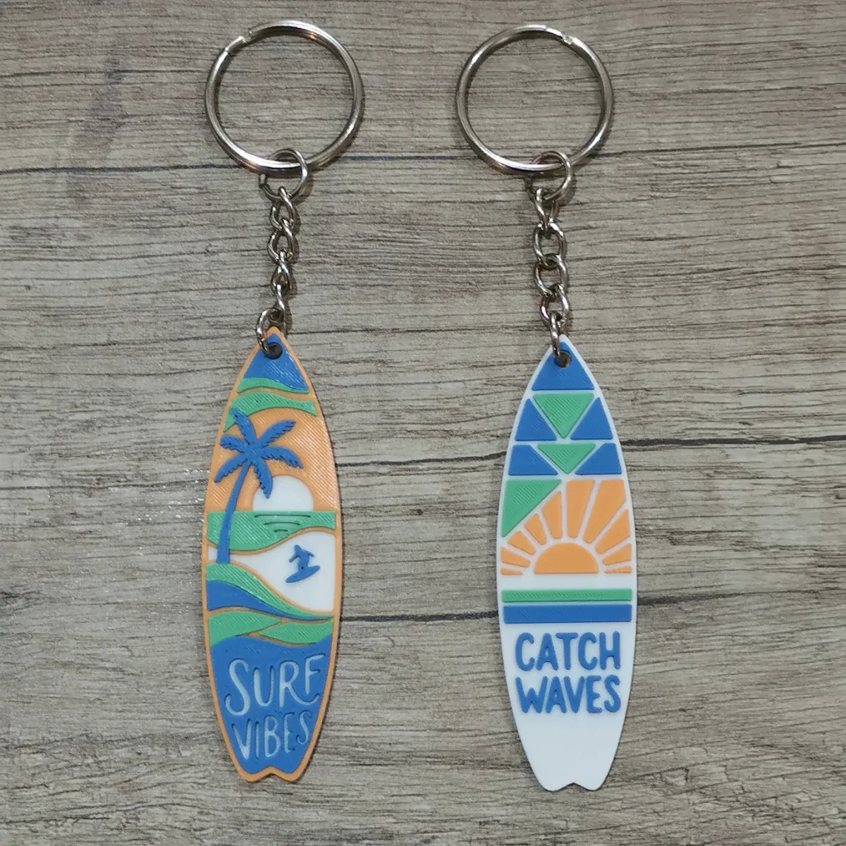 Surfboard keychain – view 2